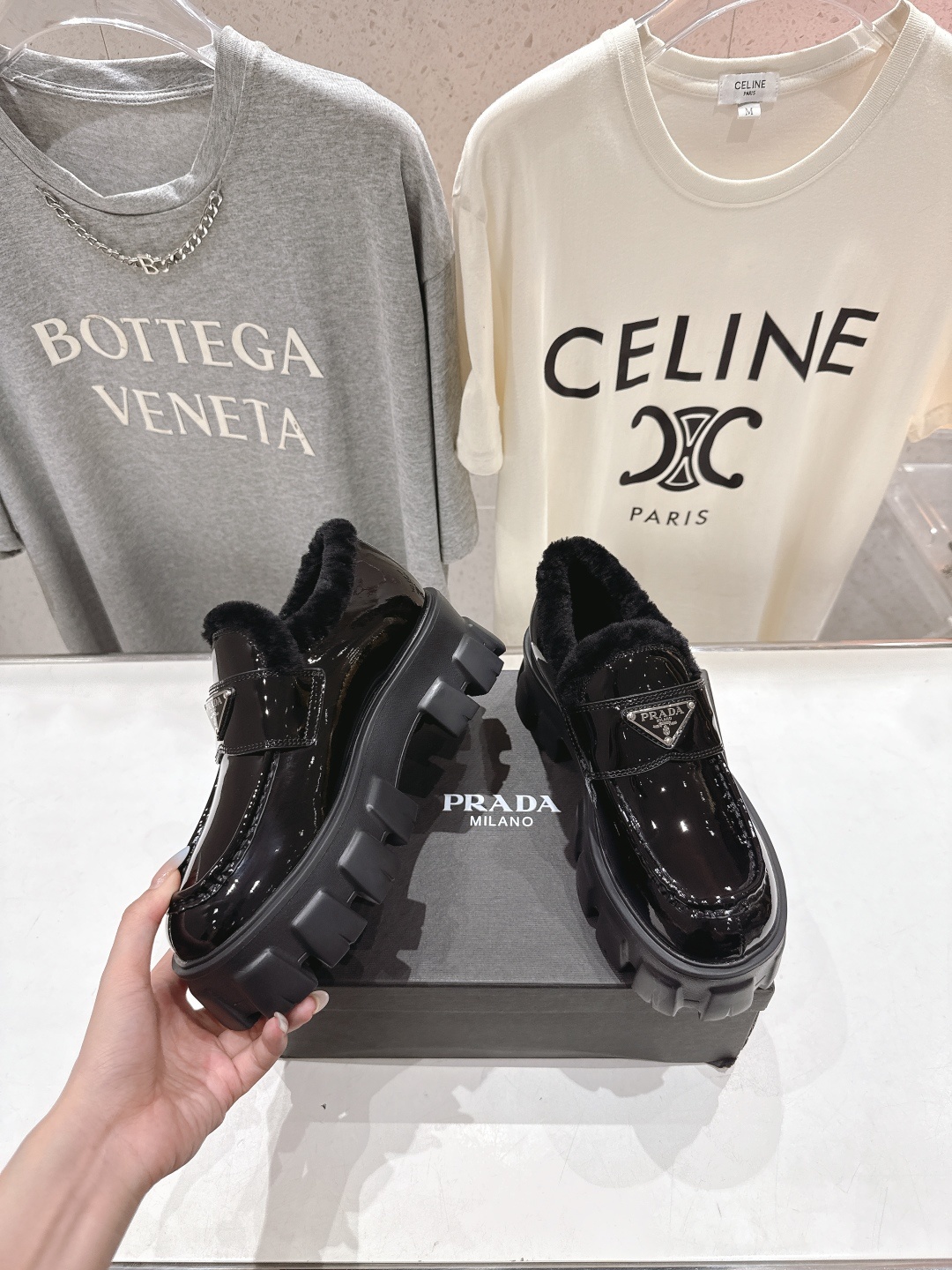 高版本出厂 毛里 prada* 普拉达ss25new arrival~P家秋冬新品羊毛里三角扣单鞋乐福鞋