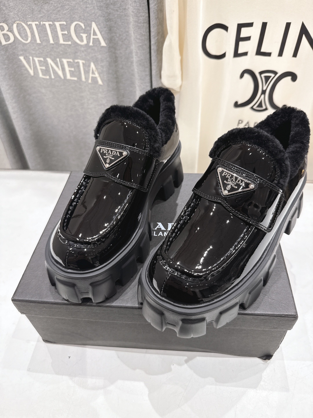 高版本出厂 毛里 prada* 普拉达ss25new arrival~P家秋冬新品羊毛里三角扣单鞋乐福鞋