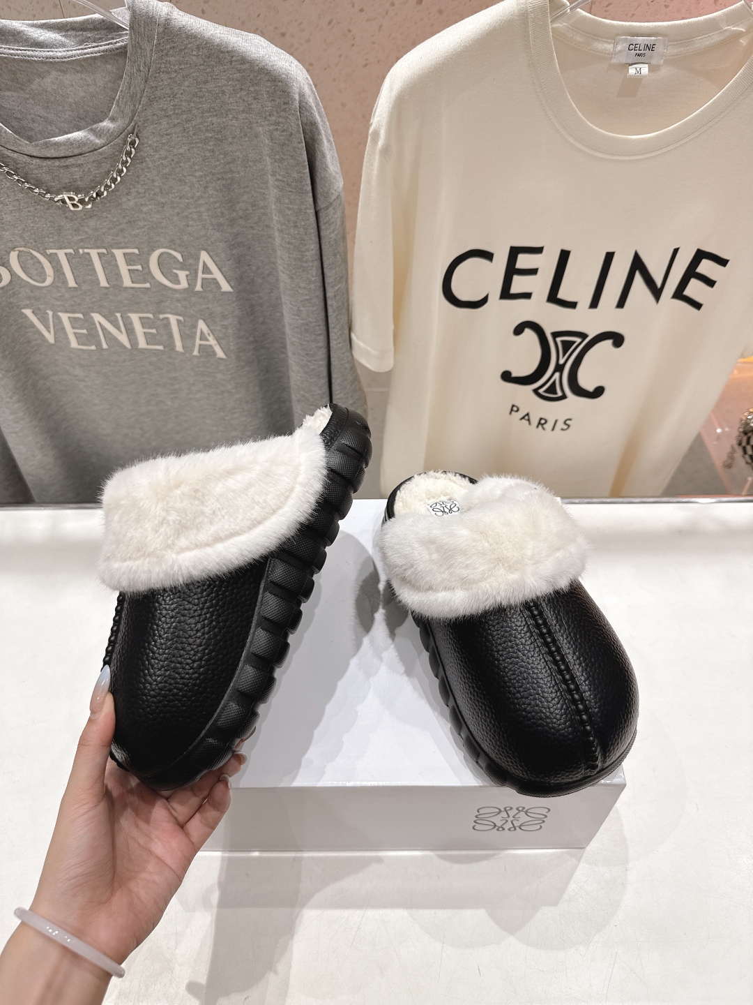 高版本出厂 Loewe/罗意威F036 2025ss秋冬火爆新款 超有辨识度的可爱毛毛拖鞋，简约的时尚设