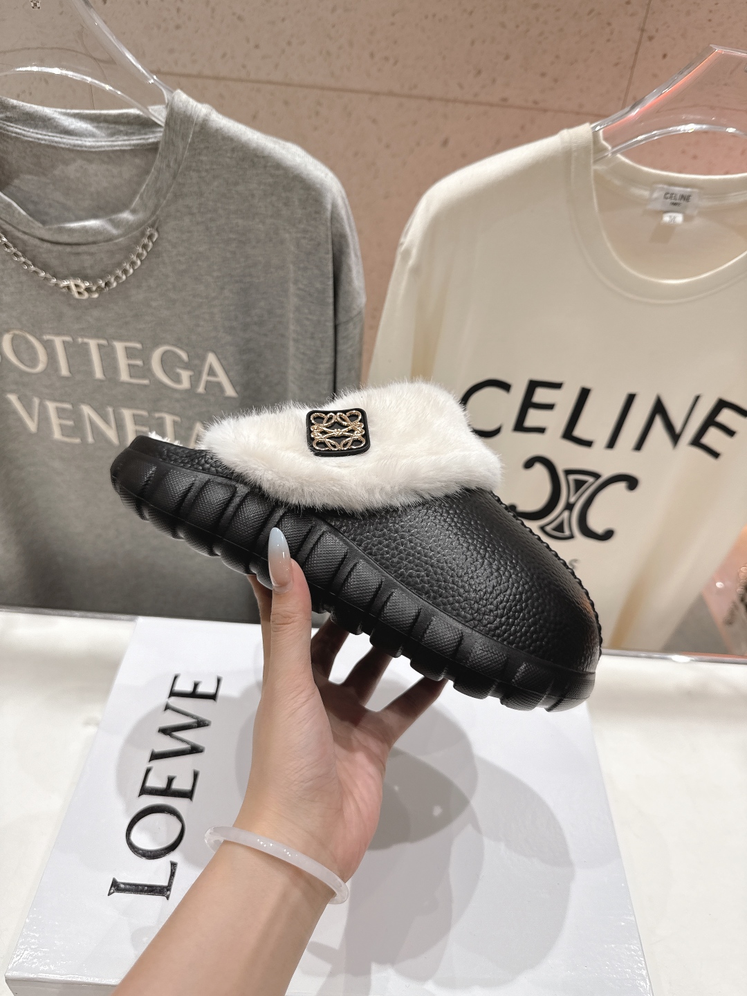 高版本出厂 Loewe/罗意威F036 2025ss秋冬火爆新款 超有辨识度的可爱毛毛拖鞋，简约的时尚设