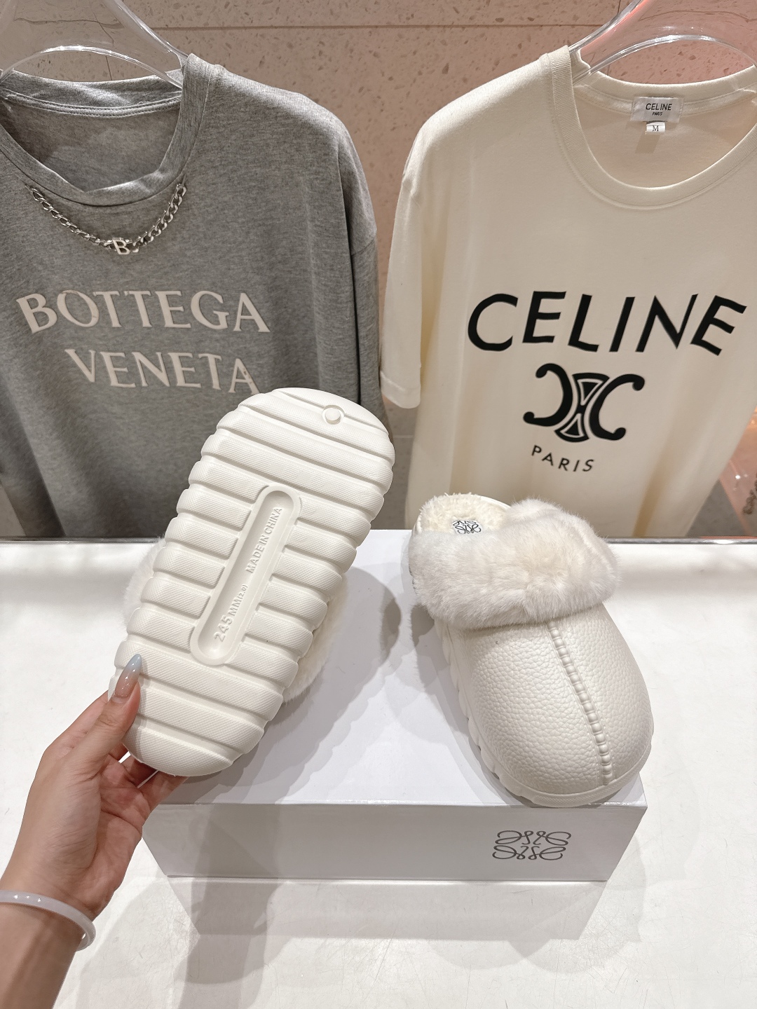 高版本出厂 Loewe/罗意威F036 2025ss秋冬火爆新款 超有辨识度的可爱毛毛拖鞋，简约的时尚设