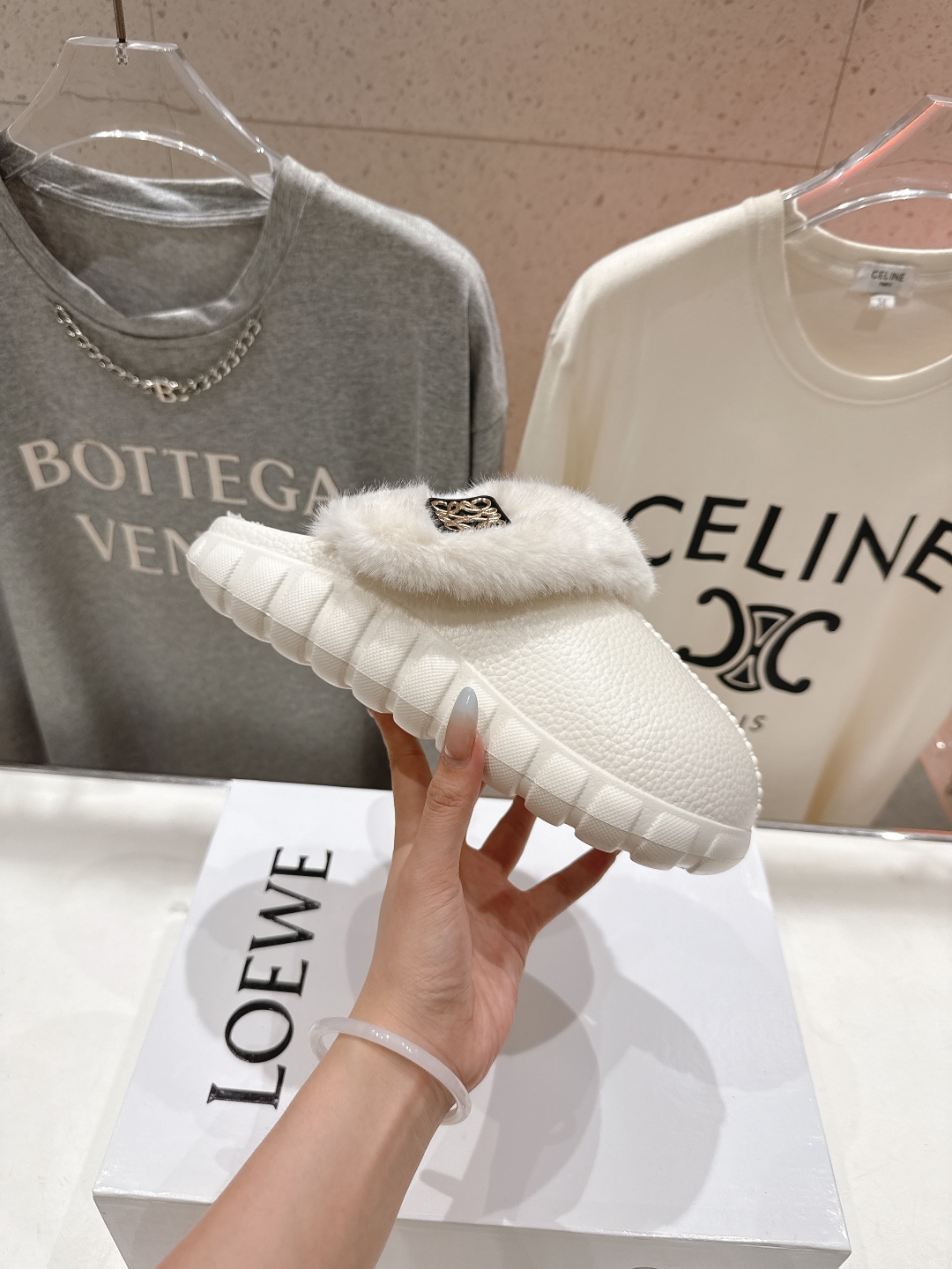 高版本出厂 Loewe/罗意威F036 2025ss秋冬火爆新款 超有辨识度的可爱毛毛拖鞋，简约的时尚设