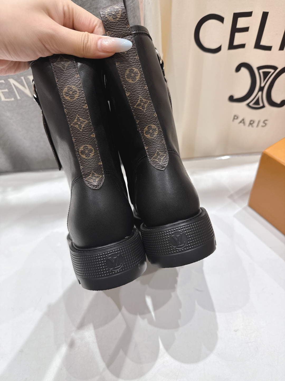 高版本出厂 LOUIS VUITTON 25ss LV驴牌新款系带英伦风帅气马丁靴短靴楦型百搭瘦脚yyd