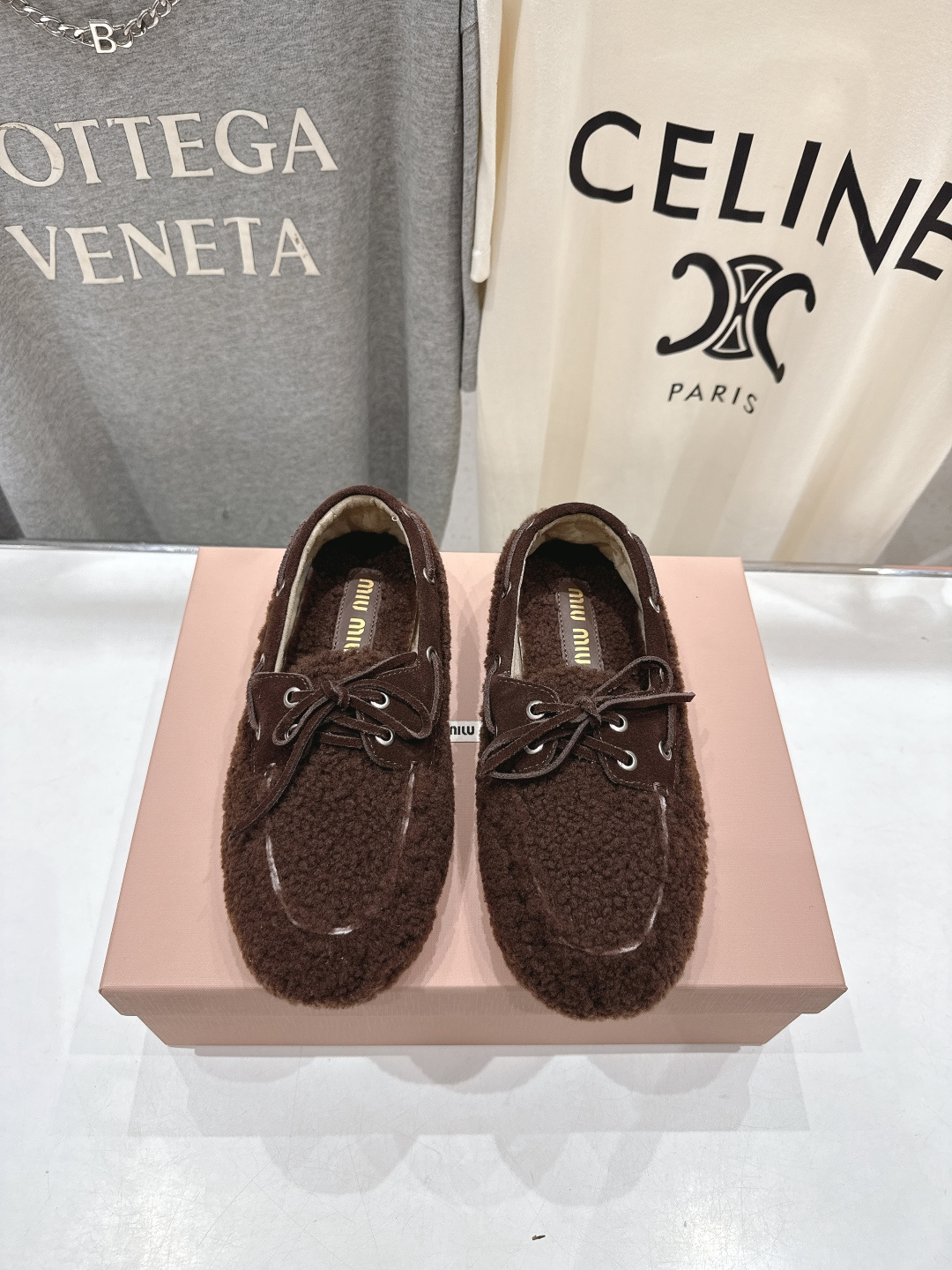 NO:560159,/Miu Miu Autumn and Winter Catwalk Slip-On Driving Shoes Plus Fur Loafers Furry Shoes These timeless loafers are designed with Indian retro style, showing a unique classic style. They are very comfortable and super stable on the feet. The combination can be either salty or sweet (ZP develops hardware and customized colors). Customized imported lamb wool for the upper, imported sheepskin for the lining, imported lamb wool for the feet, and ZP molded rubber outsole.  Size 35-40 (40.41 customized) (full package), loafers, loafers, sheepskin19860909/缪缪秋冬走秀款一脚蹬驾车鞋加毛乐福鞋毛毛鞋 这款永不过时的乐福鞋搭配印第安复古风格设计,彰显别具一格的经典格调. 上脚非常舒服超级稳·搭配还是可咸可甜（ZP开发五金、订制颜色） 鞋面定制进口羊羔毛 内里进口羊皮 垫脚进口羊羔毛 鞋底ZP开模橡胶大底 码数35-40（40.41定制）（全套包装）,乐福鞋,loafers,sheepskin,Women's Shoes