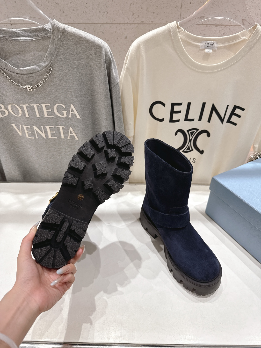 高版本出厂 prada/普拉达F034 2025ss最新三角扣厚底中筒靴马丁靴，非常耐看的一款走秀款中筒