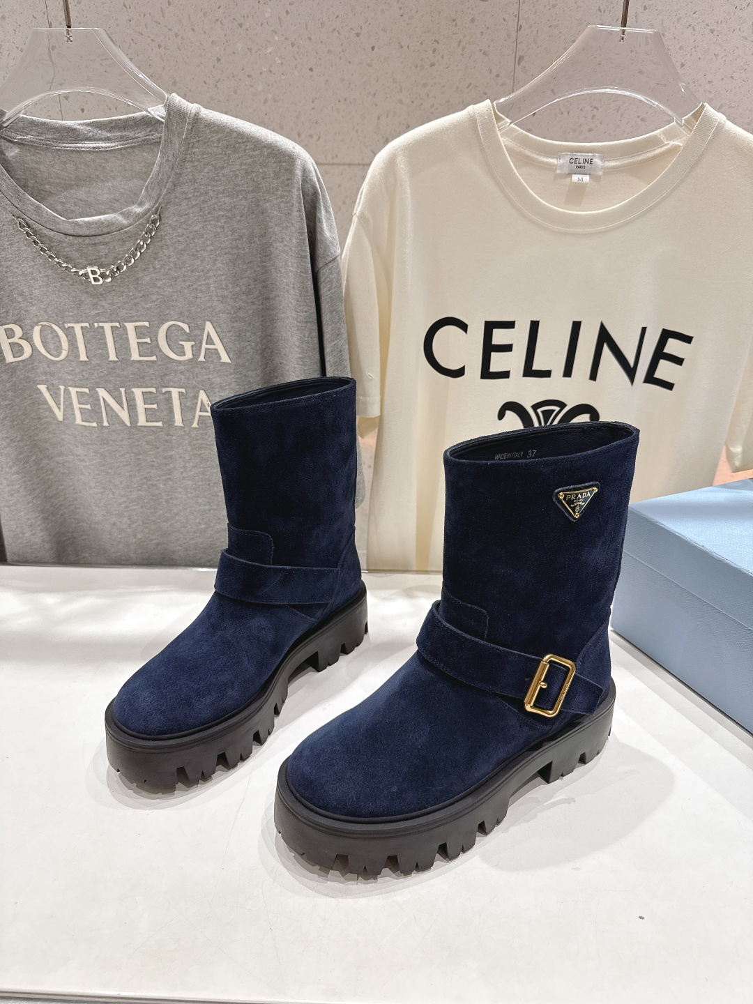 高版本出厂 prada/普拉达F034 2025ss最新三角扣厚底中筒靴马丁靴，非常耐看的一款走秀款中筒