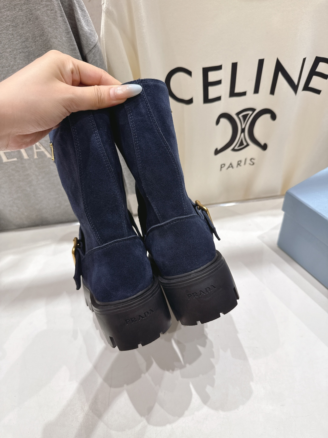 高版本出厂 prada/普拉达F034 2025ss最新三角扣厚底中筒靴马丁靴，非常耐看的一款走秀款中筒