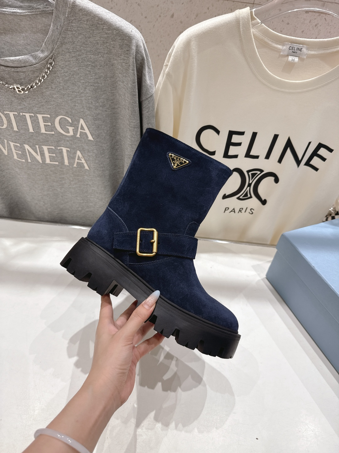 高版本出厂 prada/普拉达F034 2025ss最新三角扣厚底中筒靴马丁靴，非常耐看的一款走秀款中筒