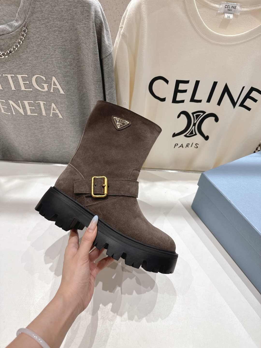 高版本出厂 prada/普拉达F034 2025ss最新三角扣厚底中筒靴马丁靴，非常耐看的一款走秀款中筒