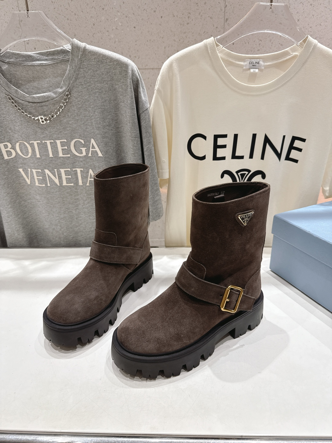 高版本出厂 prada/普拉达F034 2025ss最新三角扣厚底中筒靴马丁靴，非常耐看的一款走秀款中筒