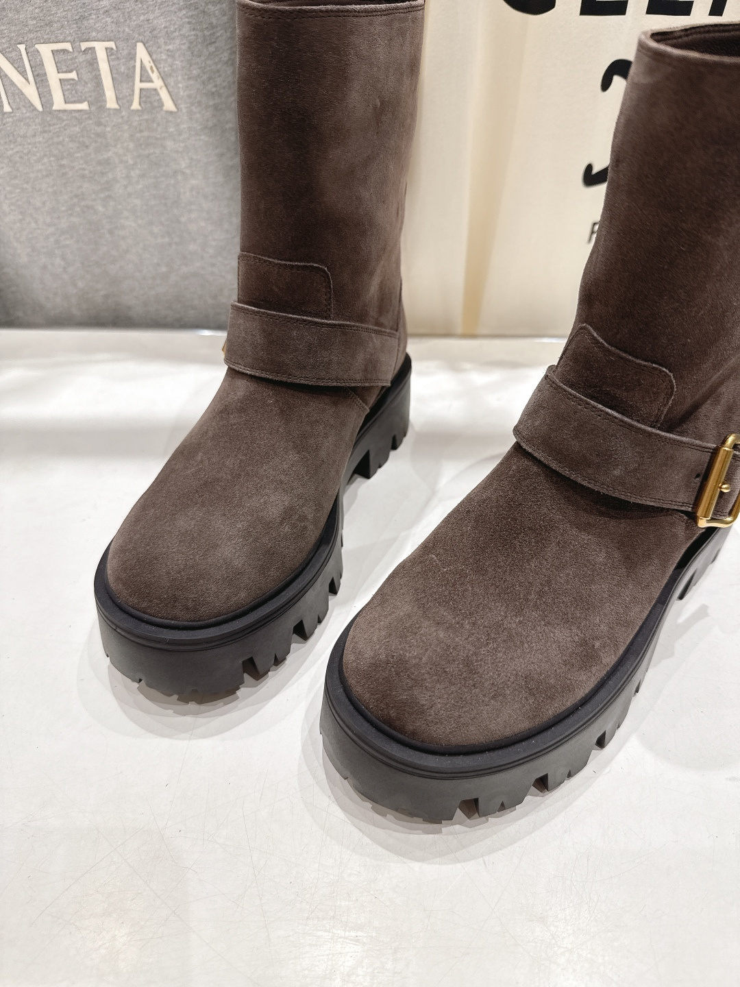 高版本出厂 prada/普拉达F034 2025ss最新三角扣厚底中筒靴马丁靴，非常耐看的一款走秀款中筒