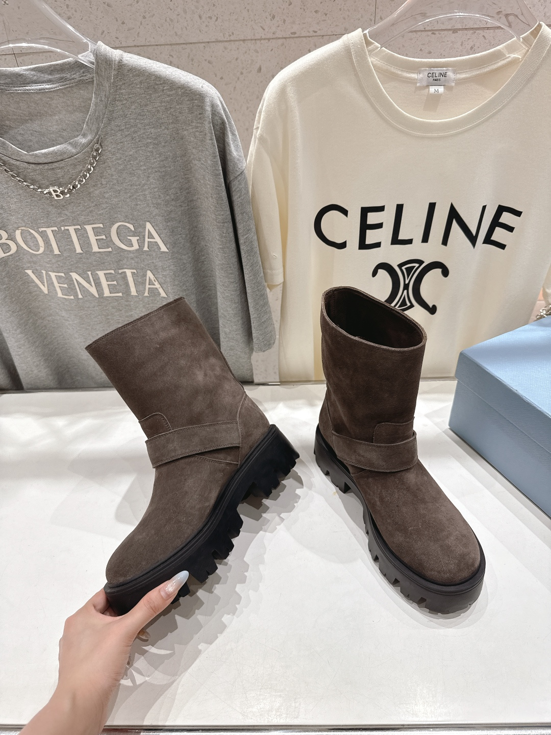 高版本出厂 prada/普拉达F034 2025ss最新三角扣厚底中筒靴马丁靴，非常耐看的一款走秀款中筒