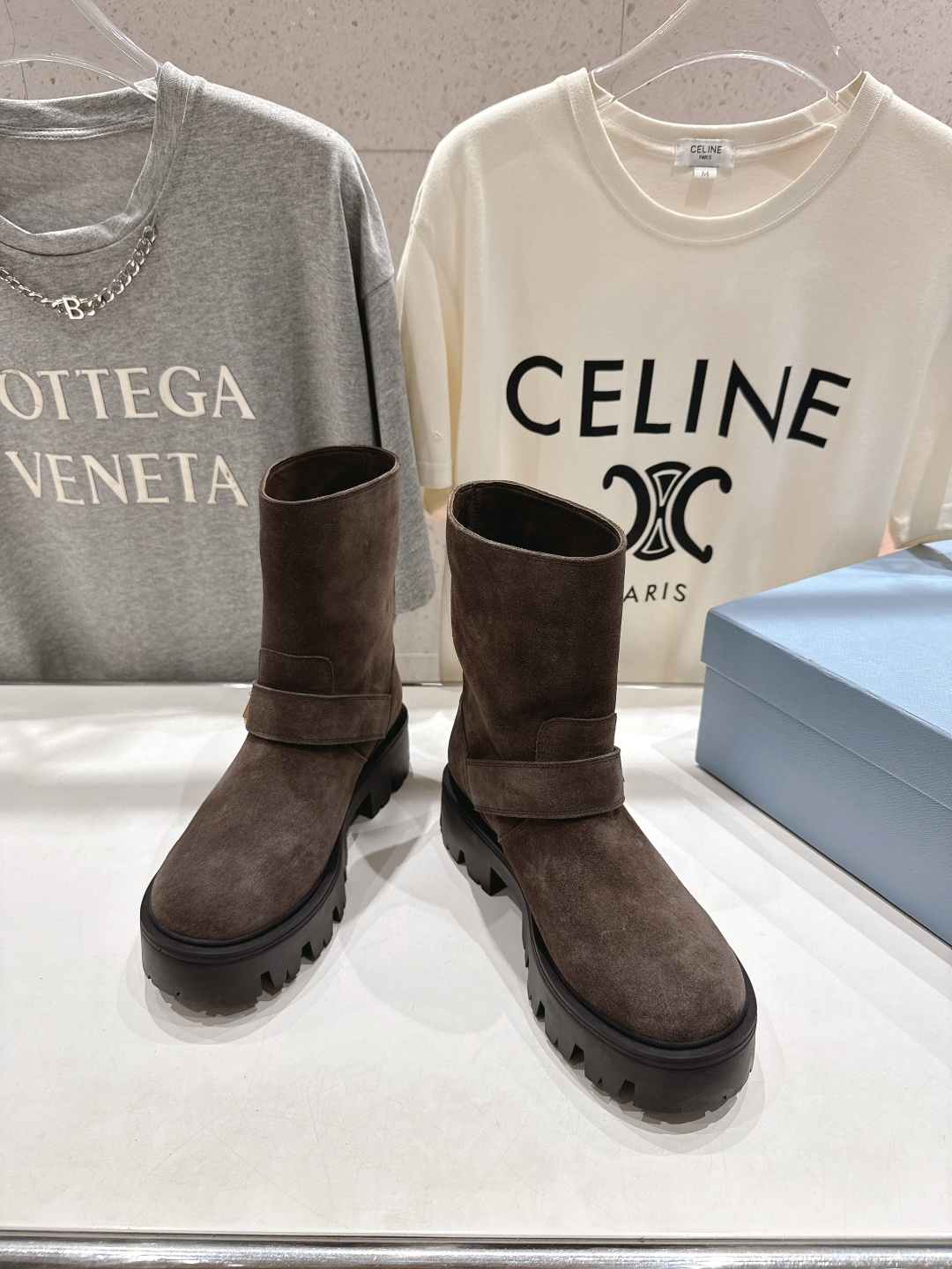 高版本出厂 prada/普拉达F034 2025ss最新三角扣厚底中筒靴马丁靴，非常耐看的一款走秀款中筒