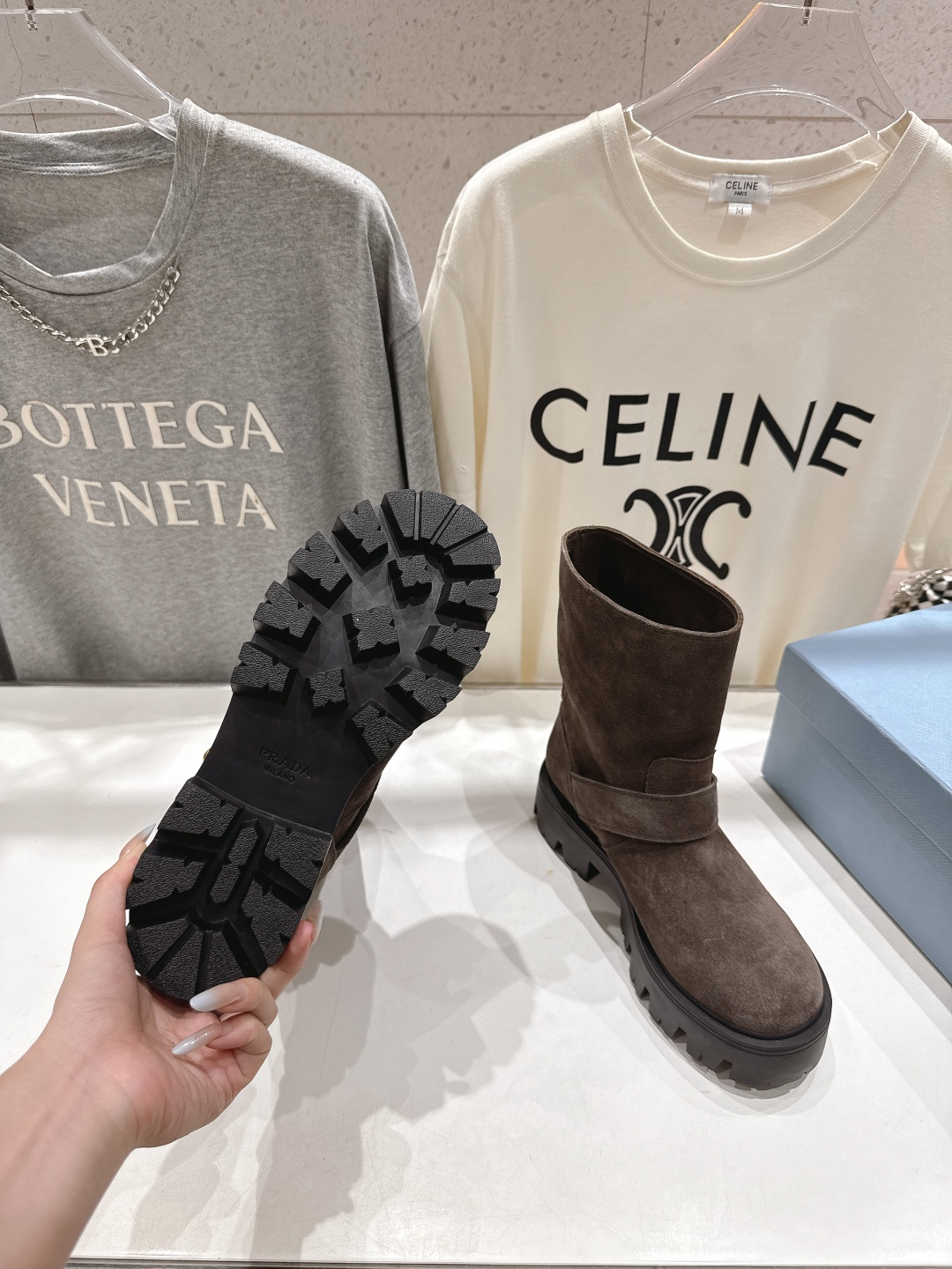 高版本出厂 prada/普拉达F034 2025ss最新三角扣厚底中筒靴马丁靴，非常耐看的一款走秀款中筒