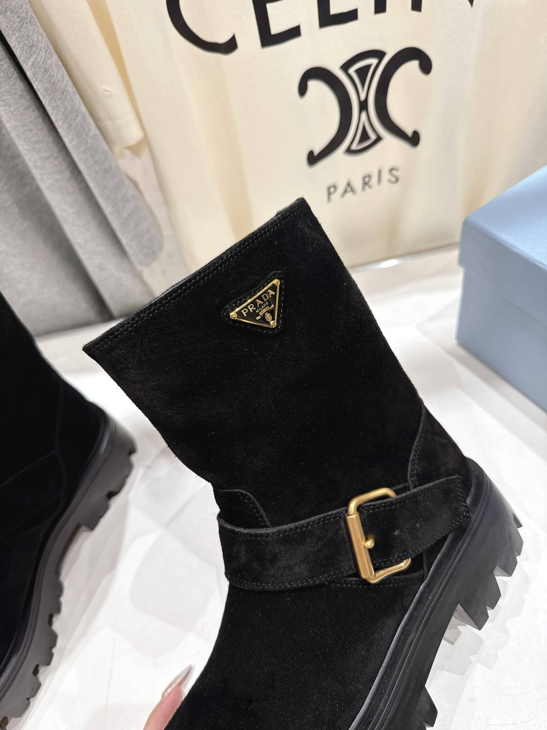 高版本出厂 prada/普拉达F034 2025ss最新三角扣厚底中筒靴马丁靴，非常耐看的一款走秀款中筒