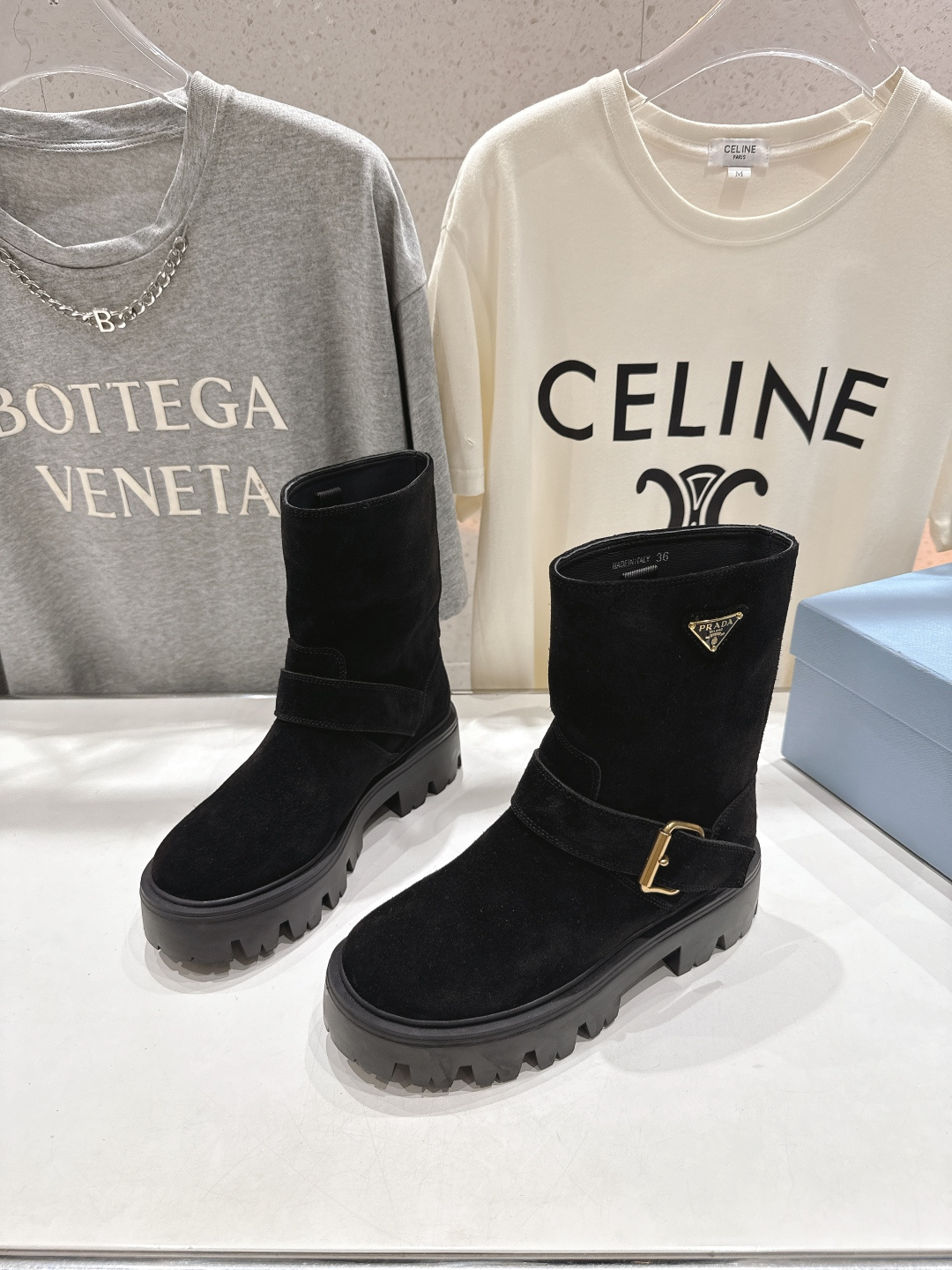 高版本出厂 prada/普拉达F034 2025ss最新三角扣厚底中筒靴马丁靴，非常耐看的一款走秀款中筒