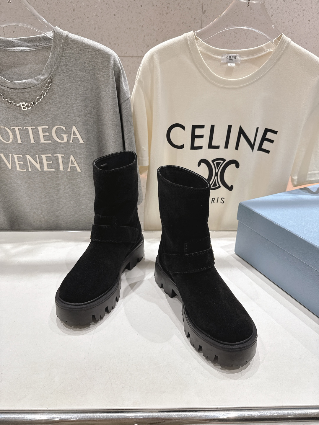 高版本出厂 prada/普拉达F034 2025ss最新三角扣厚底中筒靴马丁靴，非常耐看的一款走秀款中筒