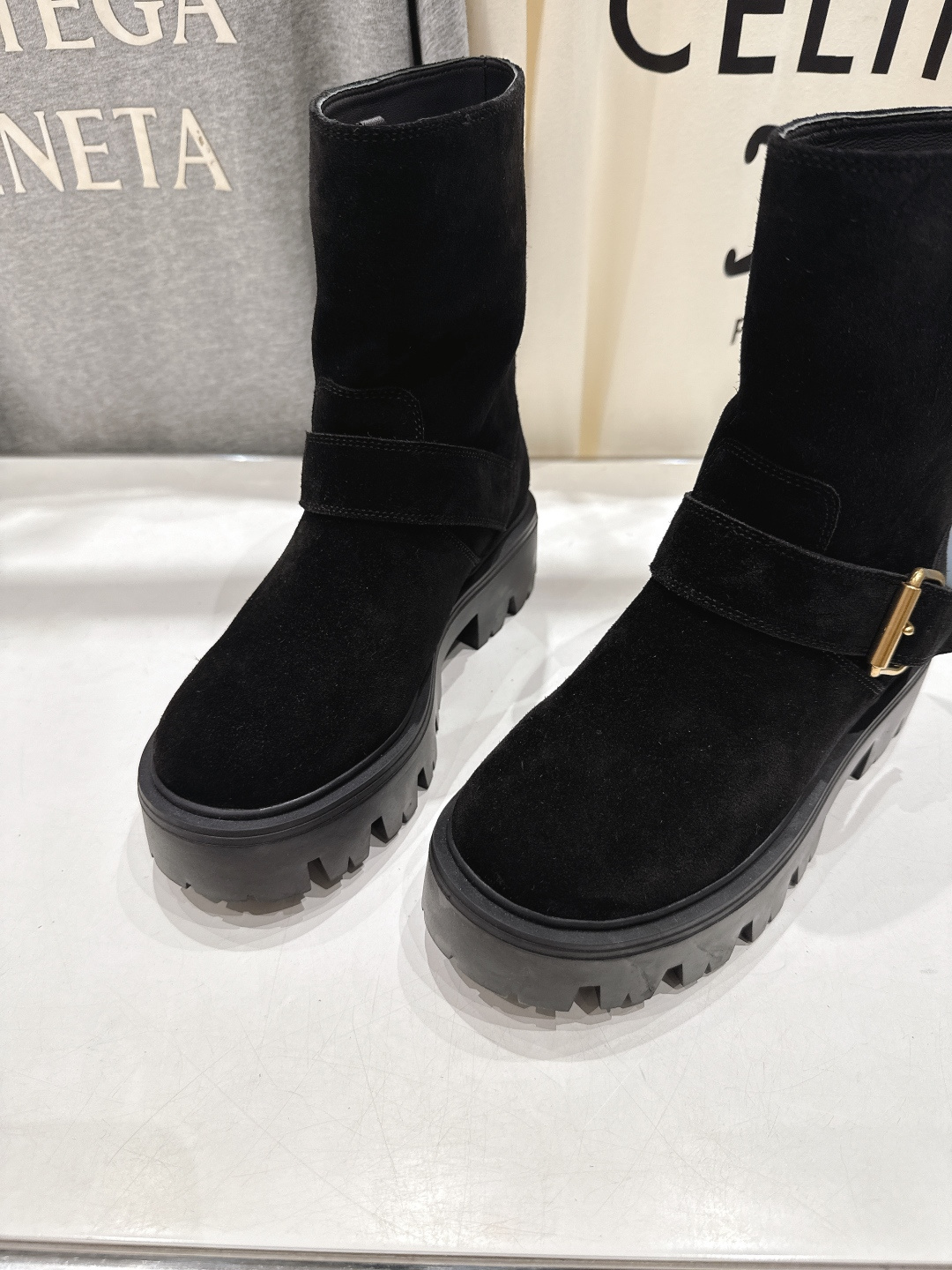 高版本出厂 prada/普拉达F034 2025ss最新三角扣厚底中筒靴马丁靴，非常耐看的一款走秀款中筒