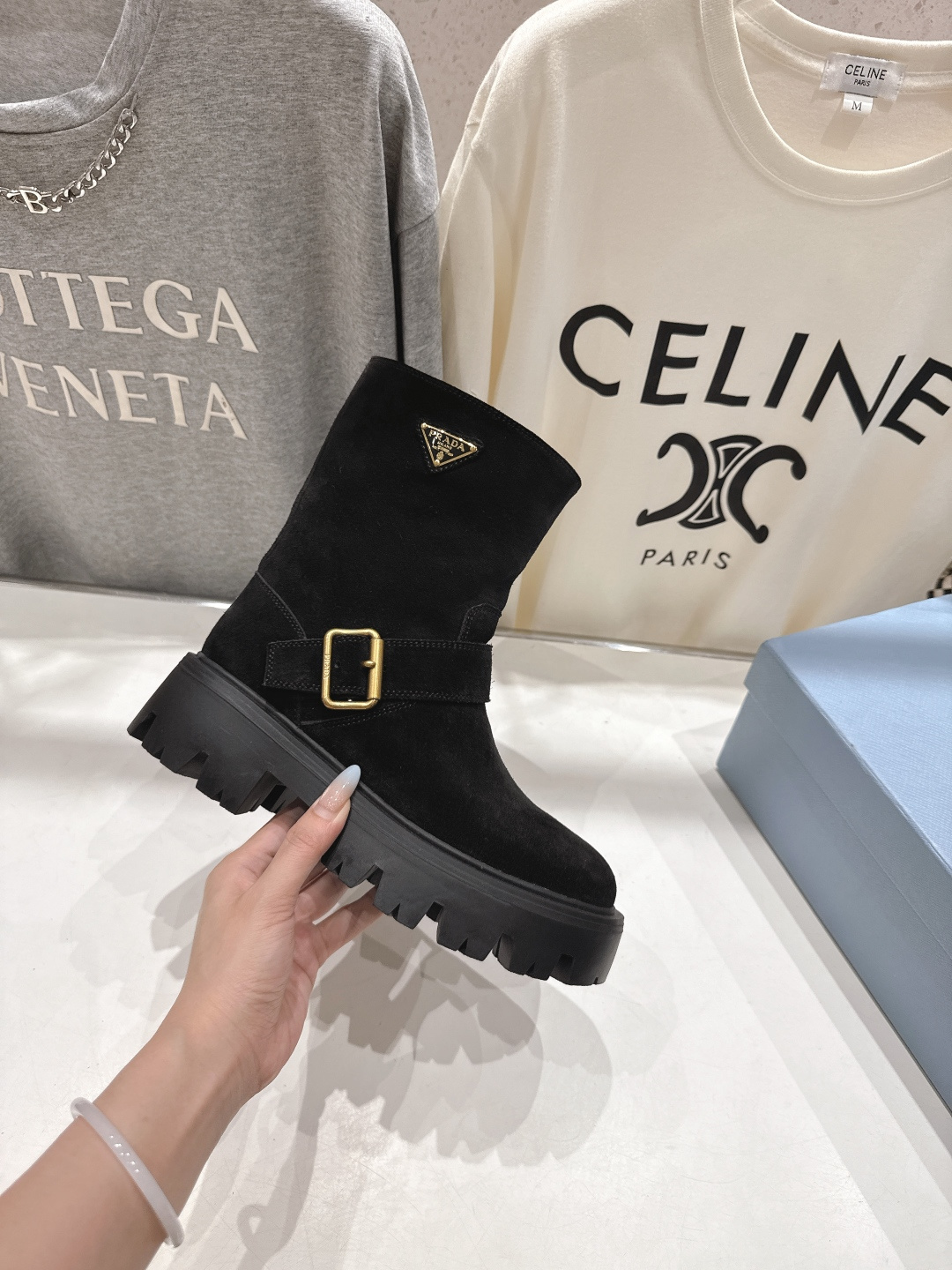 高版本出厂 prada/普拉达F034 2025ss最新三角扣厚底中筒靴马丁靴，非常耐看的一款走秀款中筒