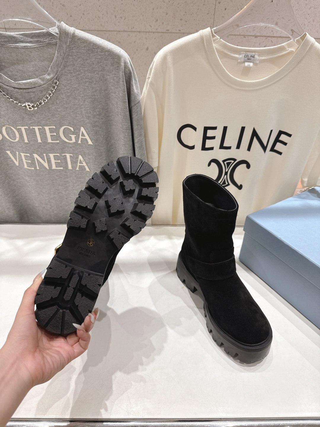 高版本出厂 prada/普拉达F034 2025ss最新三角扣厚底中筒靴马丁靴，非常耐看的一款走秀款中筒