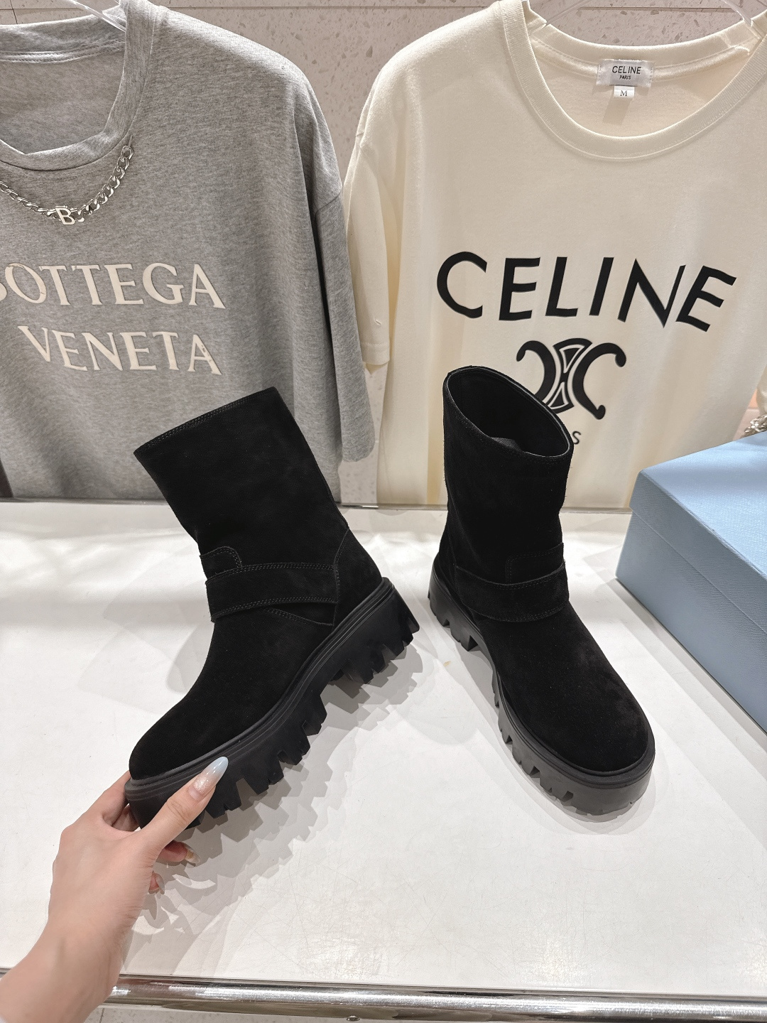 高版本出厂 prada/普拉达F034 2025ss最新三角扣厚底中筒靴马丁靴，非常耐看的一款走秀款中筒