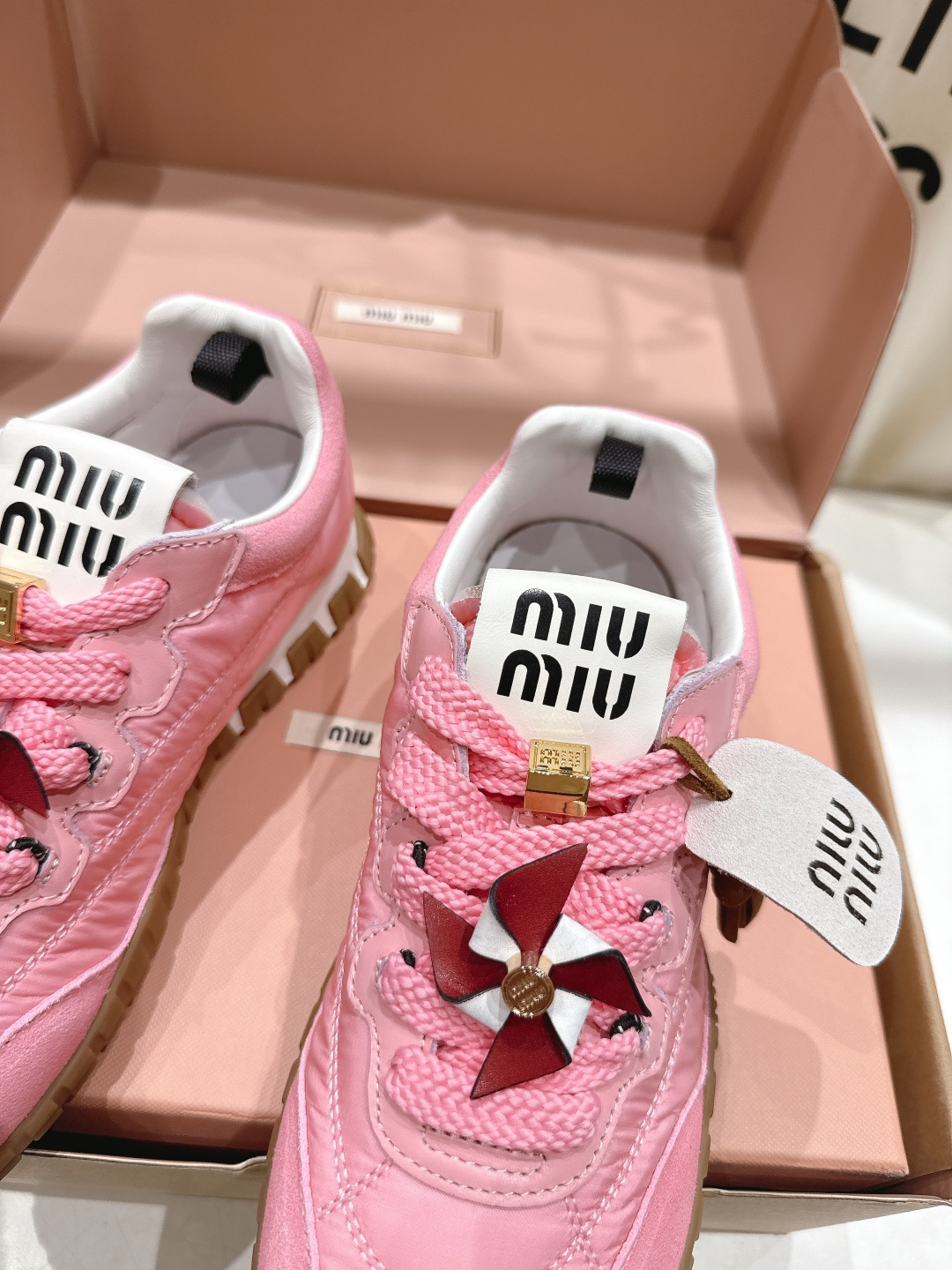 顶级出厂 带飞机盒 MiuMiu/缪缪F028 2025ss最新款厚底休闲运动鞋 阿甘鞋德训鞋休闲**百