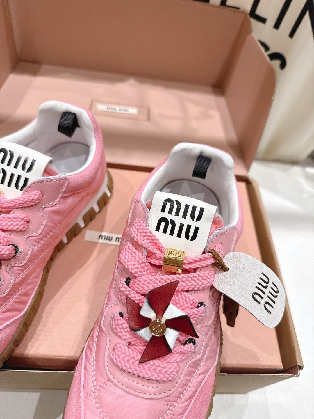 顶级出厂 带飞机盒 MiuMiu/缪缪F028 2025ss最新款厚底休闲运动鞋 阿甘鞋德训鞋休闲**百