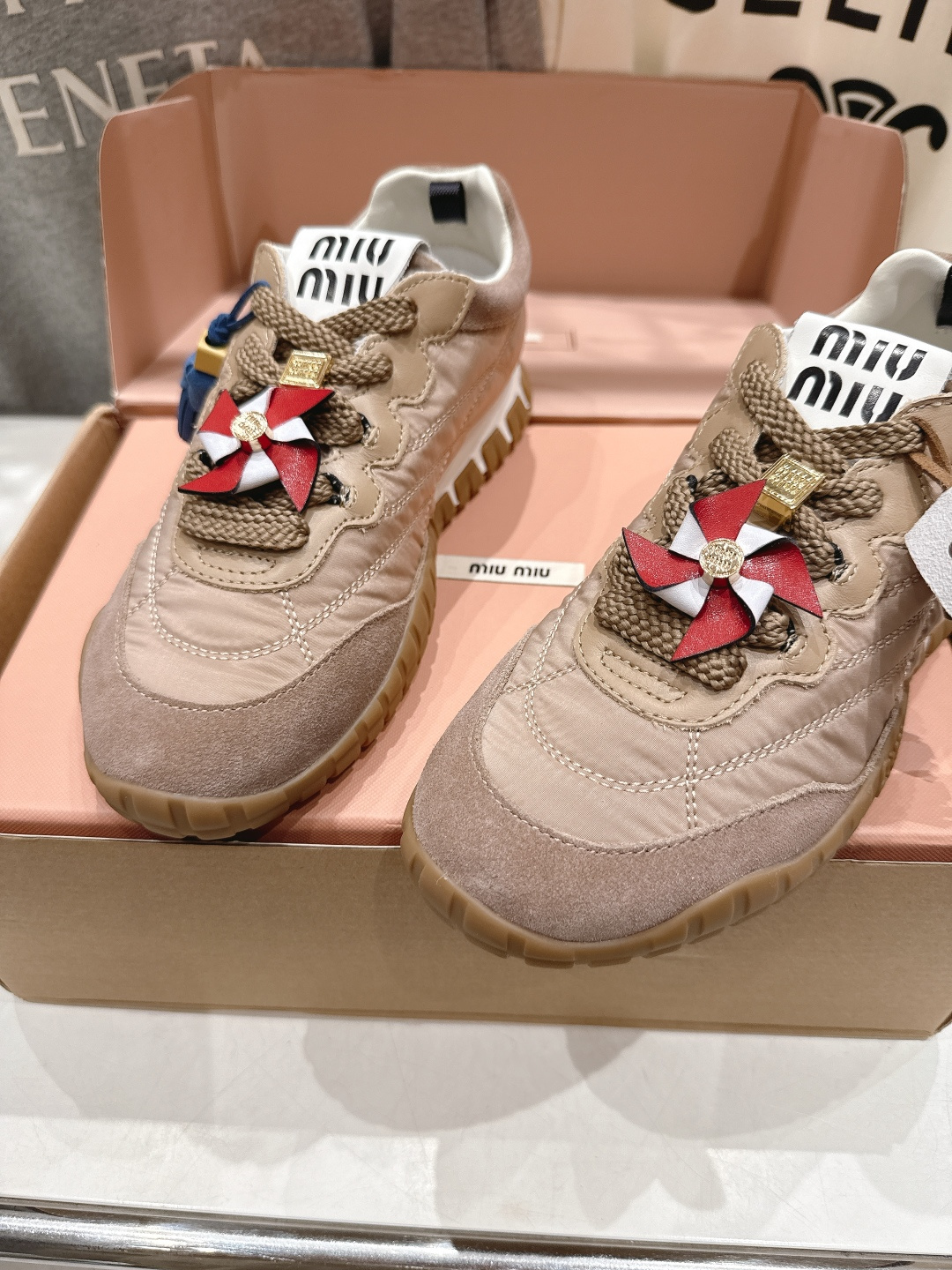 顶级出厂 带飞机盒 MiuMiu/缪缪F028 2025ss最新款厚底休闲运动鞋 阿甘鞋德训鞋休闲**百