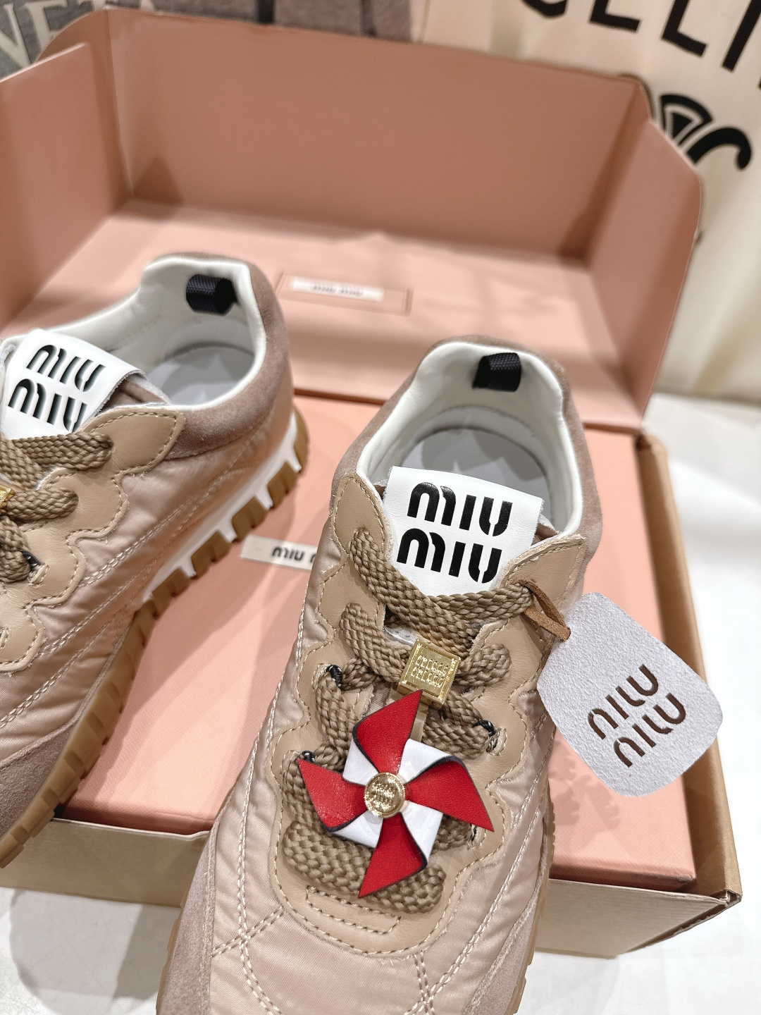 顶级出厂 带飞机盒 MiuMiu/缪缪F028 2025ss最新款厚底休闲运动鞋 阿甘鞋德训鞋休闲**百