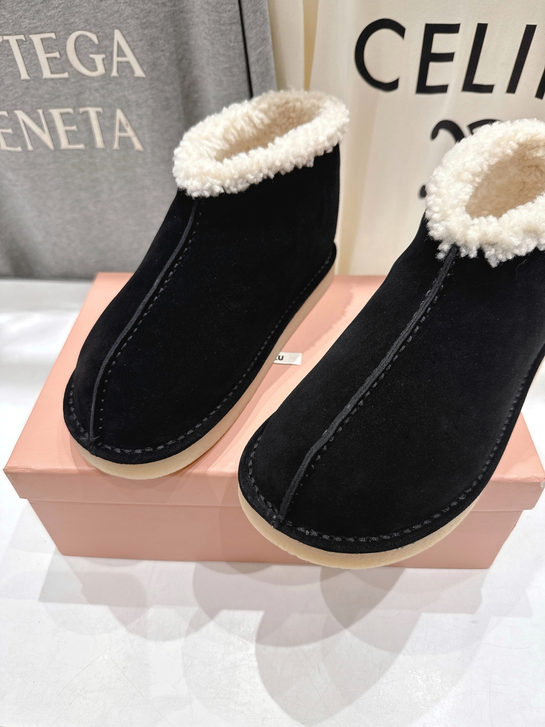 高版本出厂 MiuMiu/缪缪F033 2025ss秋冬走秀款·羊毛小短靴雪地靴毛毛鞋经常出现在各大时装