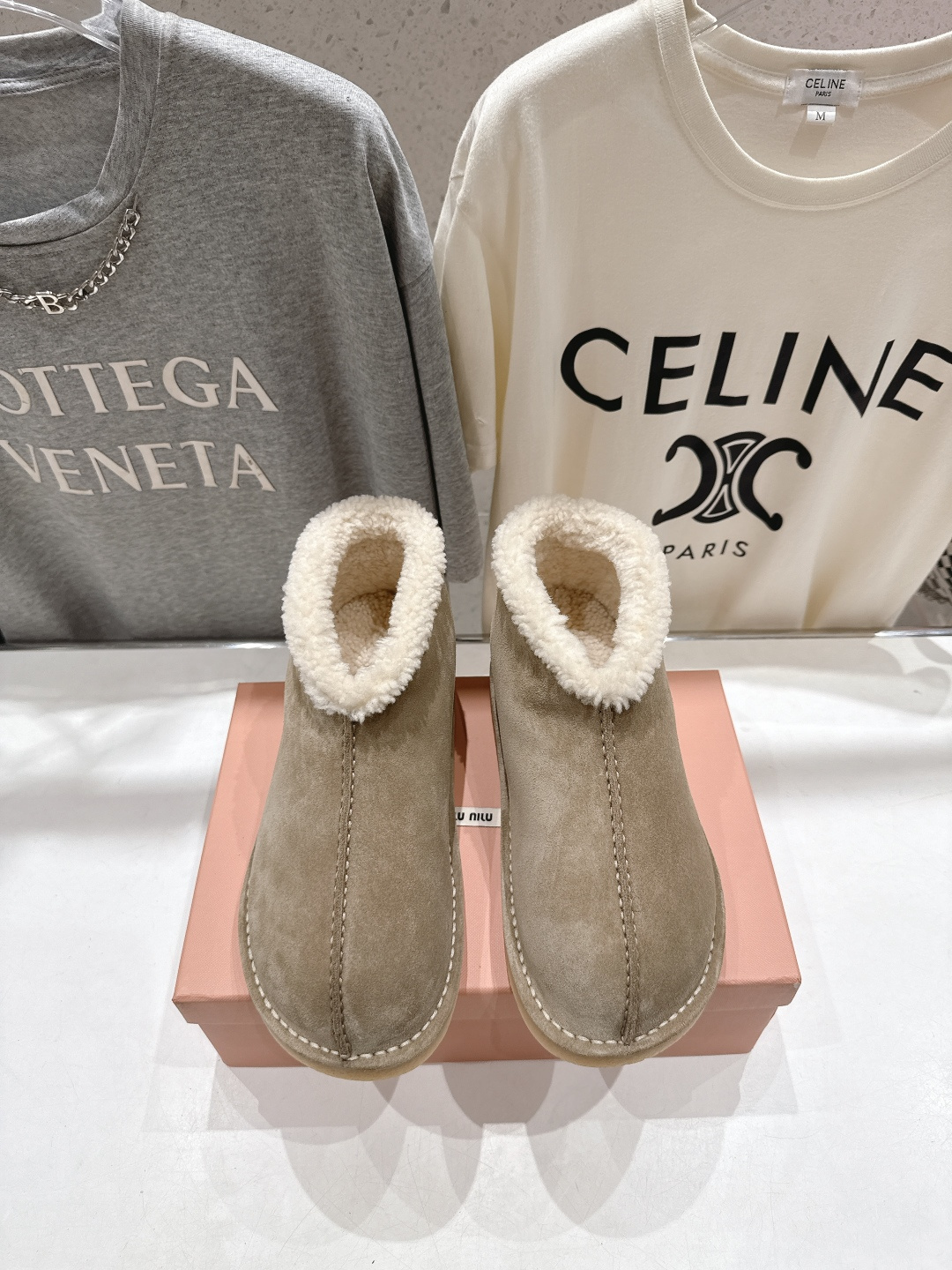 高版本出厂 MiuMiu/缪缪F033 2025ss秋冬走秀款·羊毛小短靴雪地靴毛毛鞋经常出现在各大时装