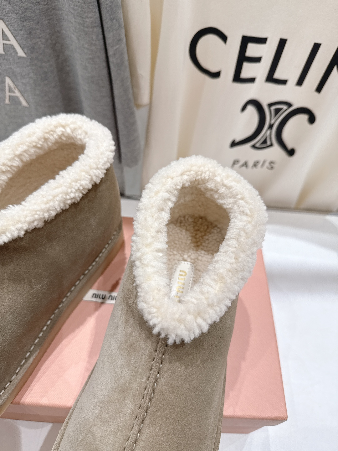 高版本出厂 MiuMiu/缪缪F033 2025ss秋冬走秀款·羊毛小短靴雪地靴毛毛鞋经常出现在各大时装