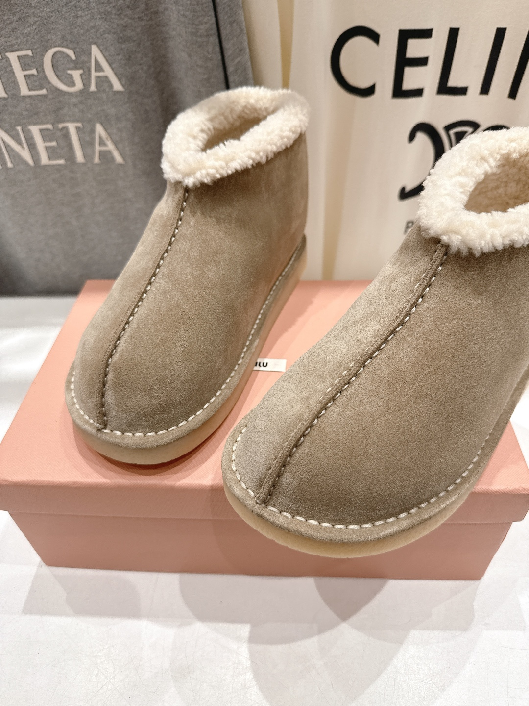 高版本出厂 MiuMiu/缪缪F033 2025ss秋冬走秀款·羊毛小短靴雪地靴毛毛鞋经常出现在各大时装