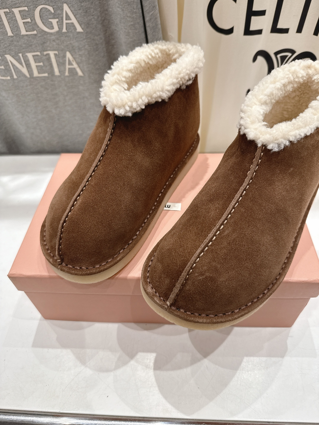 高版本出厂 MiuMiu/缪缪F033 2025ss秋冬走秀款·羊毛小短靴雪地靴毛毛鞋经常出现在各大时装