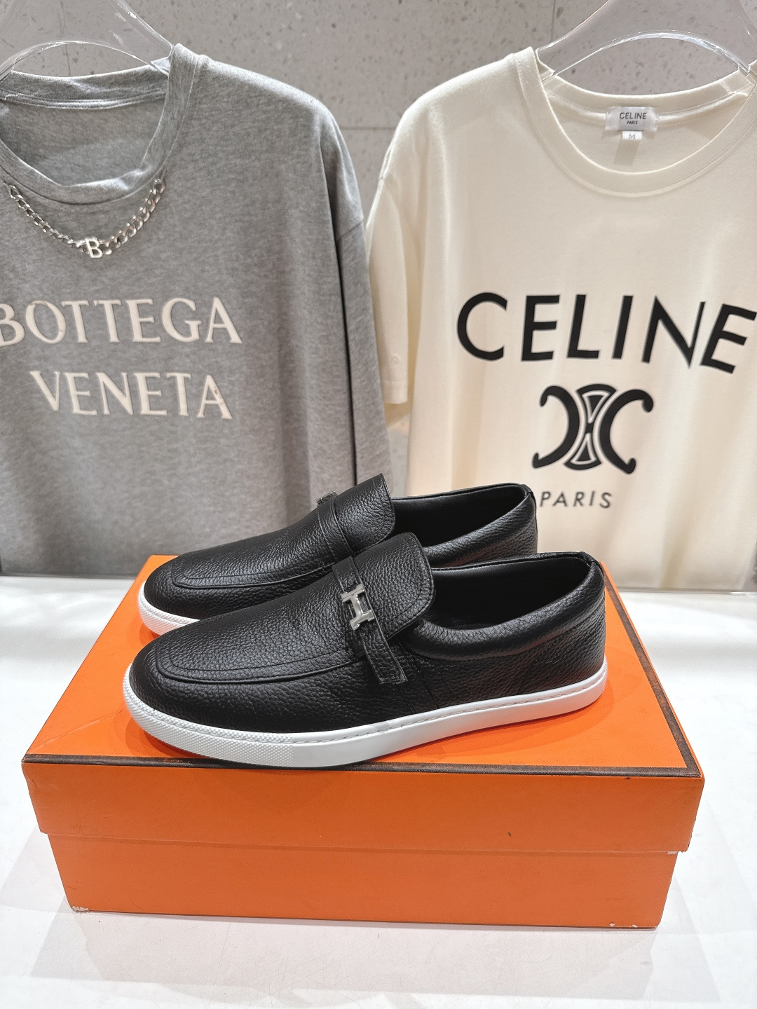 NO:544509,Women's/men's style. The latest classic loafers for couples, with a lasted boot shape + British retro design, classic and beautiful!  Original inverted mold last, with the ultimate 1:1 shape. The imported high-end cow back velvet/cowhide fabric combination presents a delicate texture, and the imported sheepskin mat is comfortable and breathable! Original open mold high-definition private mold sole Top 35-45 [Female 40.41/Men 45 Customized], loafers, loafers, boots, cowhide, sheepskin19860909女款/男款 情侣款H家最新经典乐福鞋,经楦靴型+英伦复古设计,经典耐看！原版倒模楦型,极致1:1形体. 进口高端牛反绒/牛皮面料组合呈现出精致质感,进口羊皮里垫,舒适透气可佳! 原版开模高密私模大底 顶级35-45 [女40.41/男45定制],乐福鞋,loafers,boots,cowhide,sheepskin,Women's Shoes