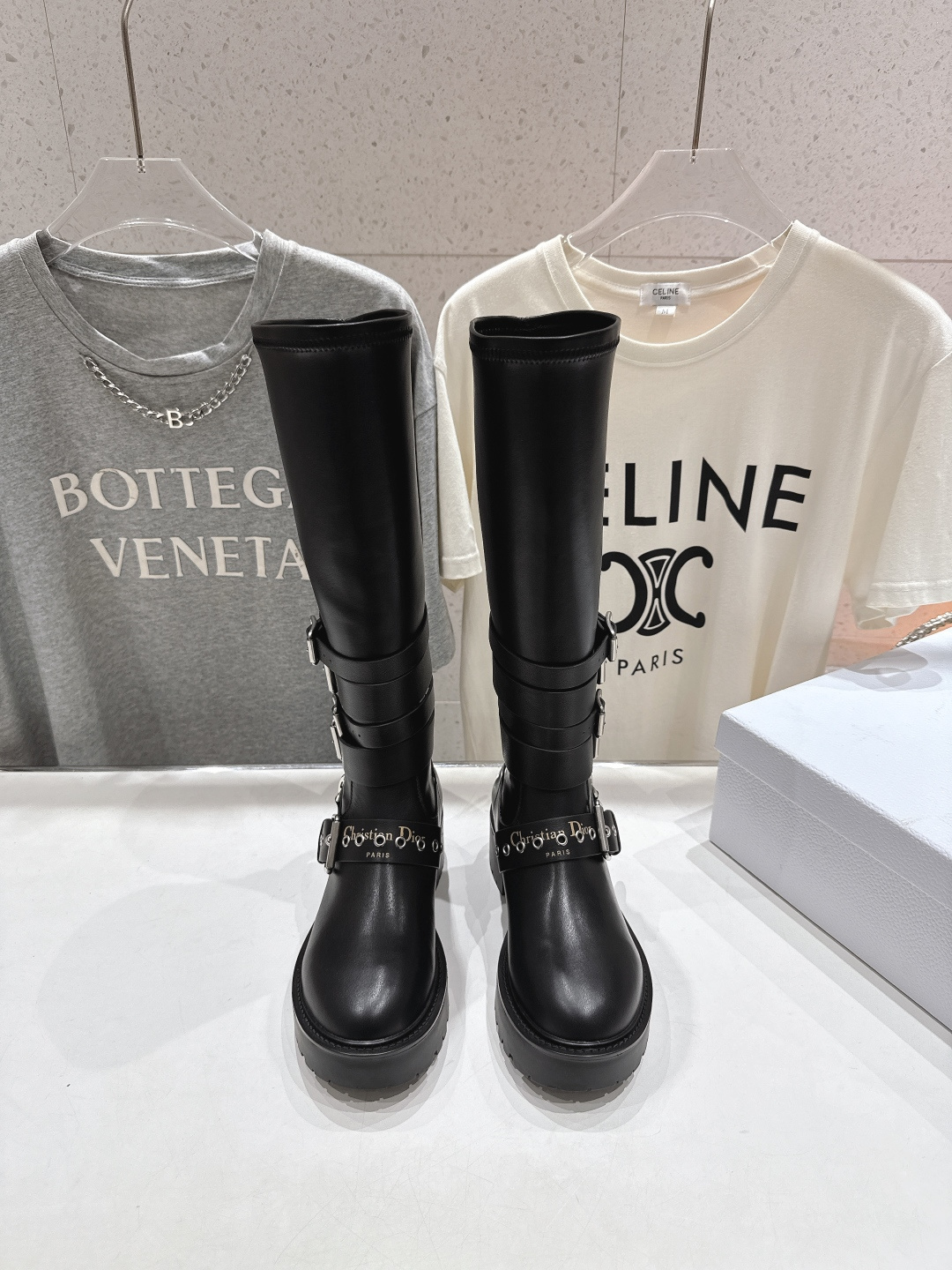 NO:559929,High version Dior/Dior D F019 2025ss new autumn and winter brogue boots, long-lasting Martin boots shape, highlighting classic design, the top version on the market. Made of soft cow leather, creating a casual yet elegant style. Made of top imported calfskin, water-dyed cowhide inside, original molded outsole Size35–39  (40.41 Customized items are non-refundable), boots, dior, dior, dior, boots, cowhide19860909高版本  Dior/迪奥D家F019 2025ss秋冬新品布洛克长靴,经久不衰的马丁靴造型,彰显经典设计,市场顶级版本 采用柔软的牛皮革制作,打造休闲又不失优雅的风格. 采用顶级进口小牛皮 内里水染牛皮  原版开模大底  Size35–39 (40.41定做不退换),靴子,dior,dior,dior,boots,cowhide,Women's Shoes