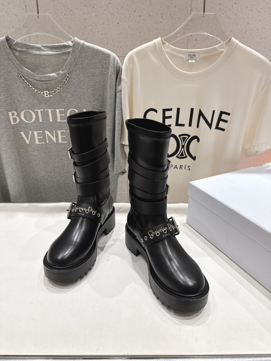 高版本出厂 Dior/迪奥D家F019 2025ss秋冬新品布洛克中筒靴，经久不衰的马丁靴造型，彰显经典