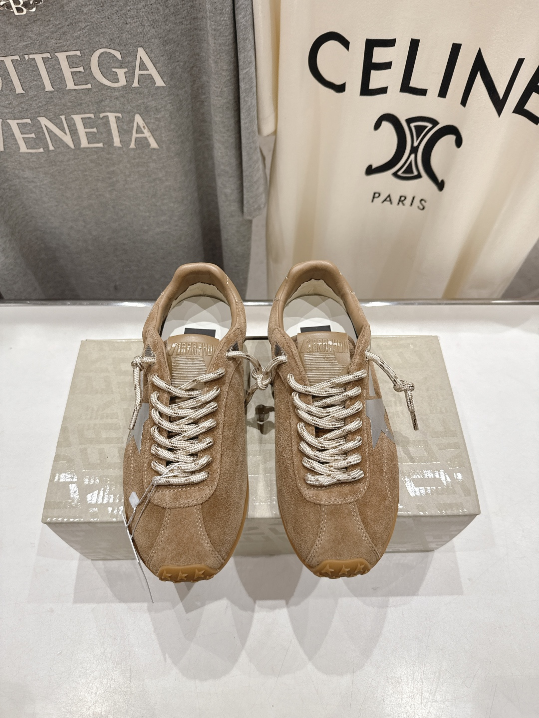 NO:560689,High version, men's 10-couple version, GGDB Golden Goose F028 2025ss Marathon Series Heelys Flat Forrest Gump Shoes Moral Training Shoes Casual Shoes Marathon Speed - American track and field style in the 1970s outlines the aesthetics of speed with simple lines, and the light and thin shoes break through the traditional constraints. The nylon surface is spliced with leather, which is both light and breathable, perfectly interpreting the competitive spirit.  The low-cut design frees the ankle, and the streamlined sole improves traction. The bright color matching highlights vitality and integrates the passion of the stadium into daily wear. This style is still a classic paradigm of sports aesthetics and witnesses the eternal charm of track and field culture. Imported suede upper, cowhide lining, original open-molded rubber sole, SIZE35-44, casual shoes/sports shoes, sneakers, cowhide19860909高版本 男款10情侣款 GGDB Golden Goose F028 2025ss马拉松系列暴走鞋平底阿甘鞋德训鞋休闲鞋 Marathon Speed-70年代美式田径风以简约线条勾勒速度美学,轻薄鞋款突破传统束缚.尼龙面与皮革拼接,既轻盈又透气,完美诠释竞技精神. 低帮设计解放脚踝,流线型鞋底提升抓地力.明快配色彰显活力,将赛场激情融入日常穿搭.这一风格至今仍是运动美学的经典范式,见证着田径文化的永恒魅力. 鞋面进口反绒皮 内里牛皮 大底原版开模橡胶底 SIZE35-44,休闲鞋/运动鞋,sneakers,cowhide,Women's Shoes