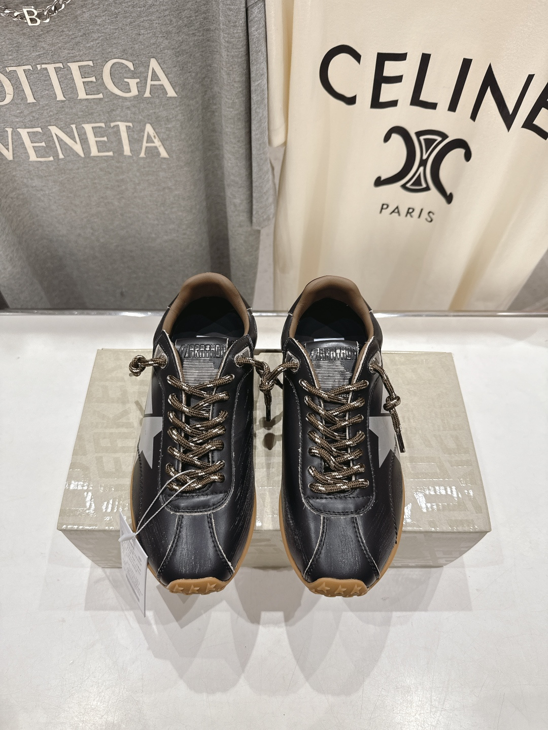 NO:560679,High version, men's model 10, couple model GGDB Golden Goose F028 2025ss Marathon Series Heelys Shoes Flat Forrest Gump Shoes Moral Training Shoes Casual Shoes Marathon Speed - American track and field style in the 1970s outlines the aesthetics of speed with simple lines, and the light and thin shoes break through the traditional constraints. The nylon surface is spliced with leather, which is both light and breathable, perfectly interpreting the competitive spirit.  The low-top design frees the ankle, and the streamlined sole improves traction. The bright color matching highlights vitality and integrates the passion of the competition into daily wear. This style is still a classic paradigm of sports aesthetics and witnesses the eternal charm of track and field culture. Imported calfskin upper, cowhide lining, original molded rubber sole, SIZE35-44, casual shoes/sports shoes, sneakers, cowhide19860909高版本 男款10 情侣款 GGDB Golden Goose F028 2025ss马拉松系列暴走鞋平底阿甘鞋德训鞋休闲鞋 Marathon Speed-70年代美式田径风以简约线条勾勒速度美学,轻薄鞋款突破传统束缚.尼龙面与皮革拼接,既轻盈又透气,完美诠释竞技精神. 低帮设计解放脚踝,流线型鞋底提升抓地力.明快配色彰显活力,将赛场激情融入日常穿搭.这一风格至今仍是运动美学的经典范式,见证着田径文化的永恒魅力. 鞋面进口小牛皮 内里牛皮 大底原版开模橡胶底 SIZE35-44,休闲鞋/运动鞋,sneakers,cowhide,Women's Shoes