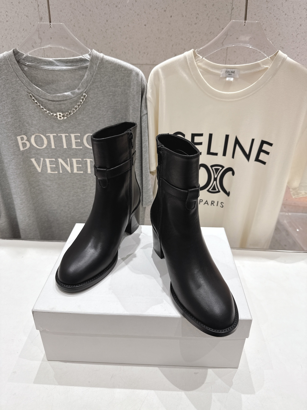 高版本出厂 Celine*/赛琳F052 2025ss秋冬新品简约复古风高跟短靴 复古简约又时尚 上脚舒