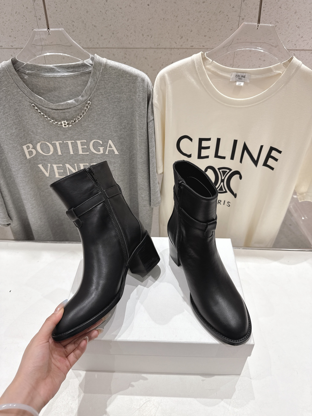 高版本出厂 Celine*/赛琳F052 2025ss秋冬新品简约复古风高跟短靴 复古简约又时尚 上脚舒
