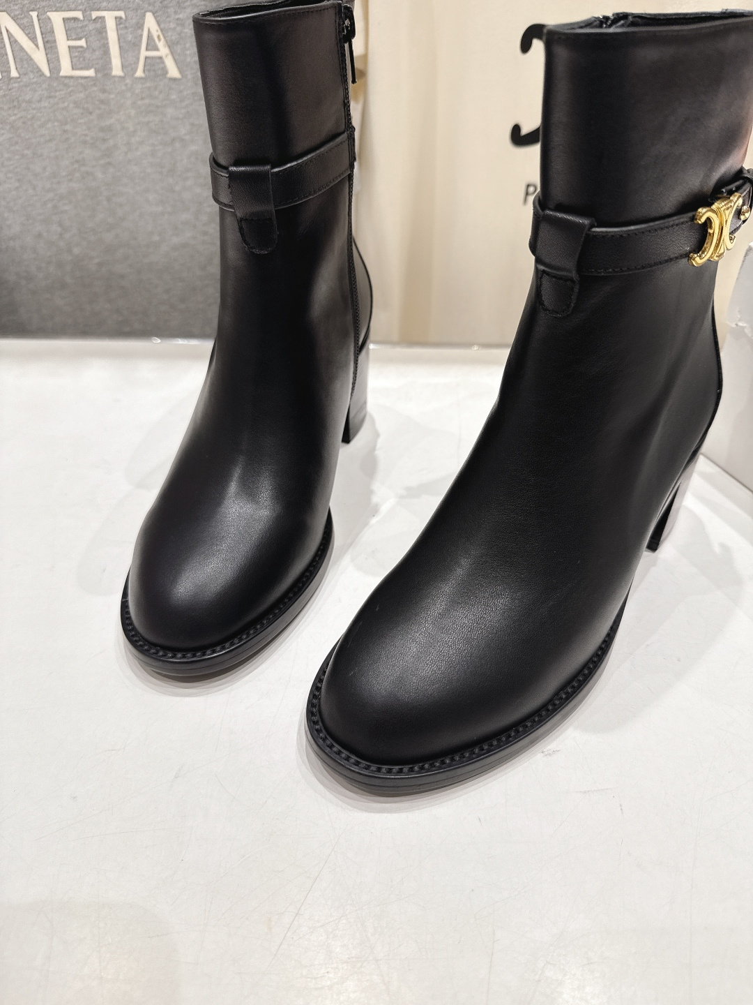 高版本出厂 Celine*/赛琳F052 2025ss秋冬新品简约复古风高跟短靴 复古简约又时尚 上脚舒