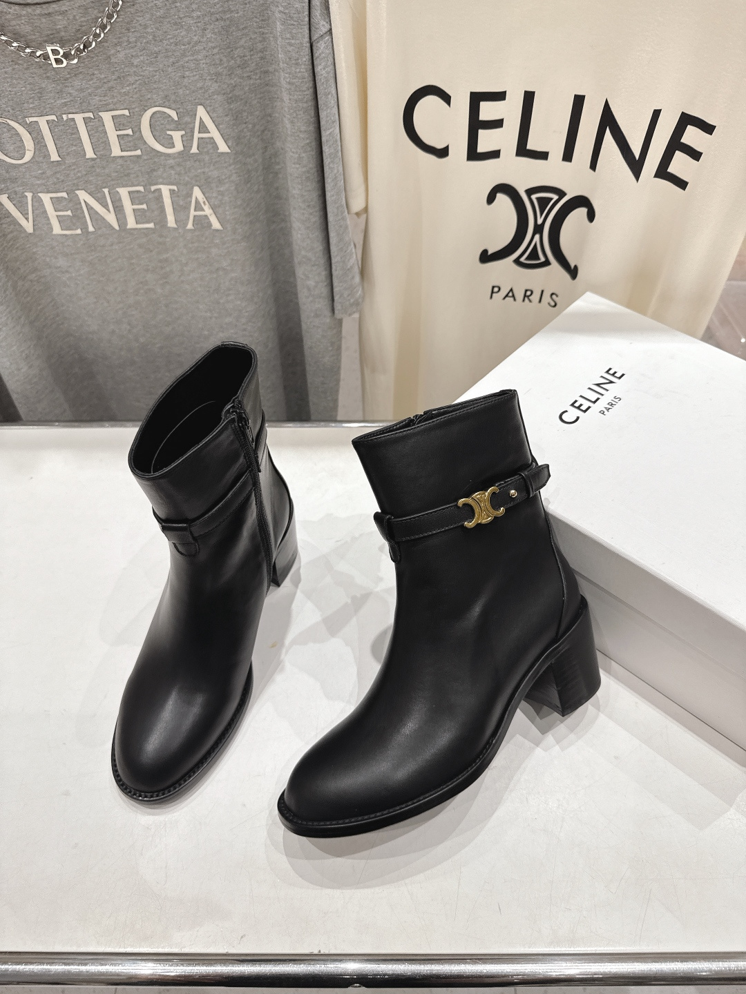 高版本出厂 Celine*/赛琳F052 2025ss秋冬新品简约复古风高跟短靴 复古简约又时尚 上脚舒