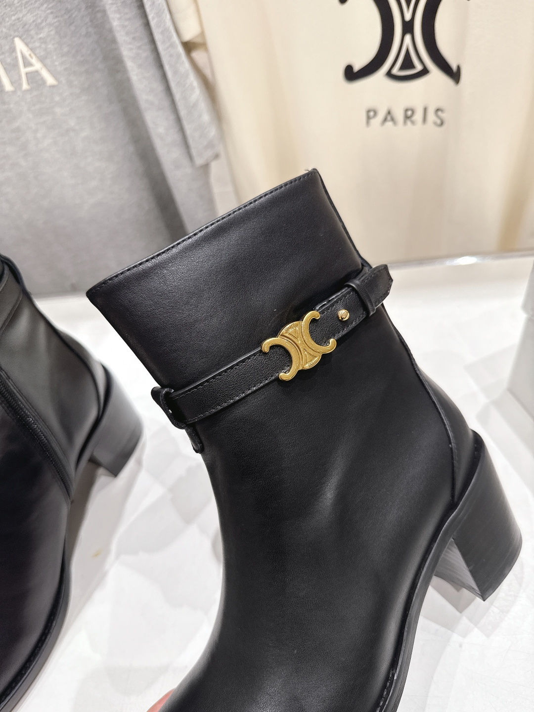 高版本出厂 Celine*/赛琳F052 2025ss秋冬新品简约复古风高跟短靴 复古简约又时尚 上脚舒