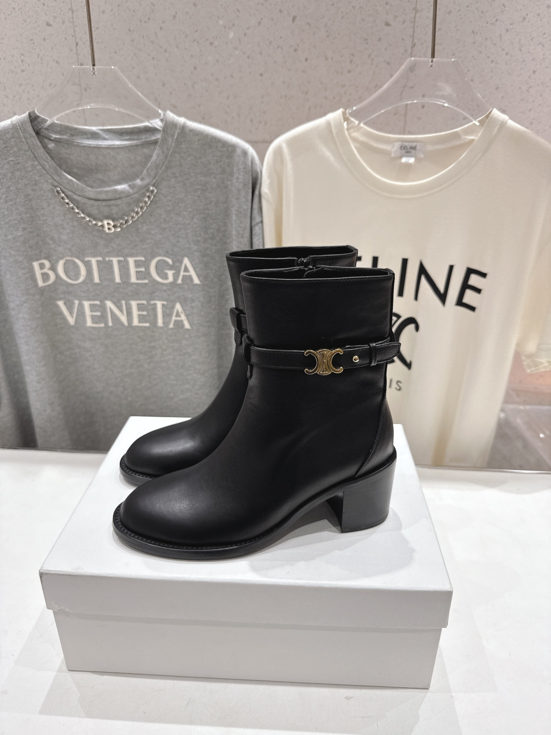 高版本出厂 Celine*/赛琳F052 2025ss秋冬新品简约复古风高跟短靴 复古简约又时尚 上脚舒