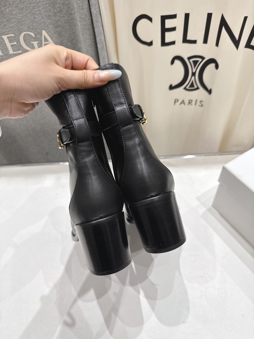 高版本出厂 Celine*/赛琳F052 2025ss秋冬新品简约复古风高跟短靴 复古简约又时尚 上脚舒