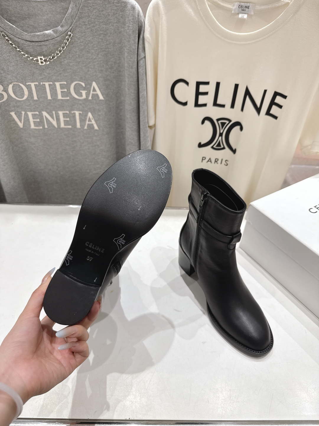 高版本出厂 Celine*/赛琳F052 2025ss秋冬新品简约复古风高跟短靴 复古简约又时尚 上脚舒