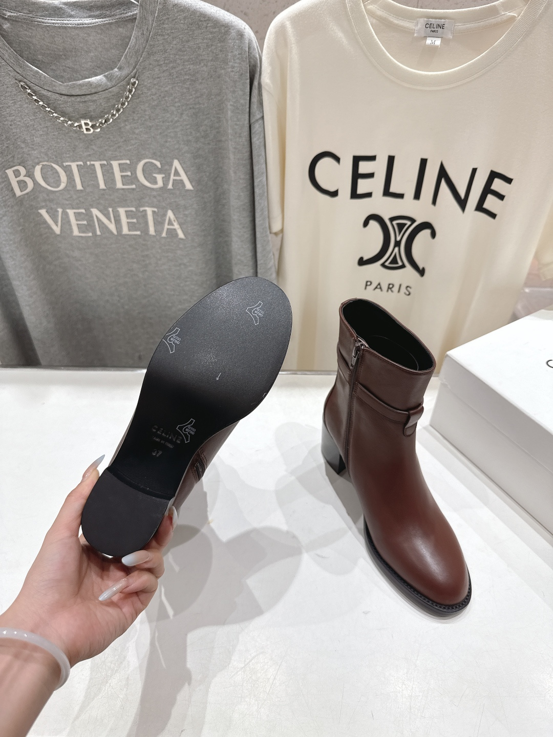 高版本出厂 Celine*/赛琳F052 2025ss秋冬新品简约复古风高跟短靴 复古简约又时尚 上脚舒