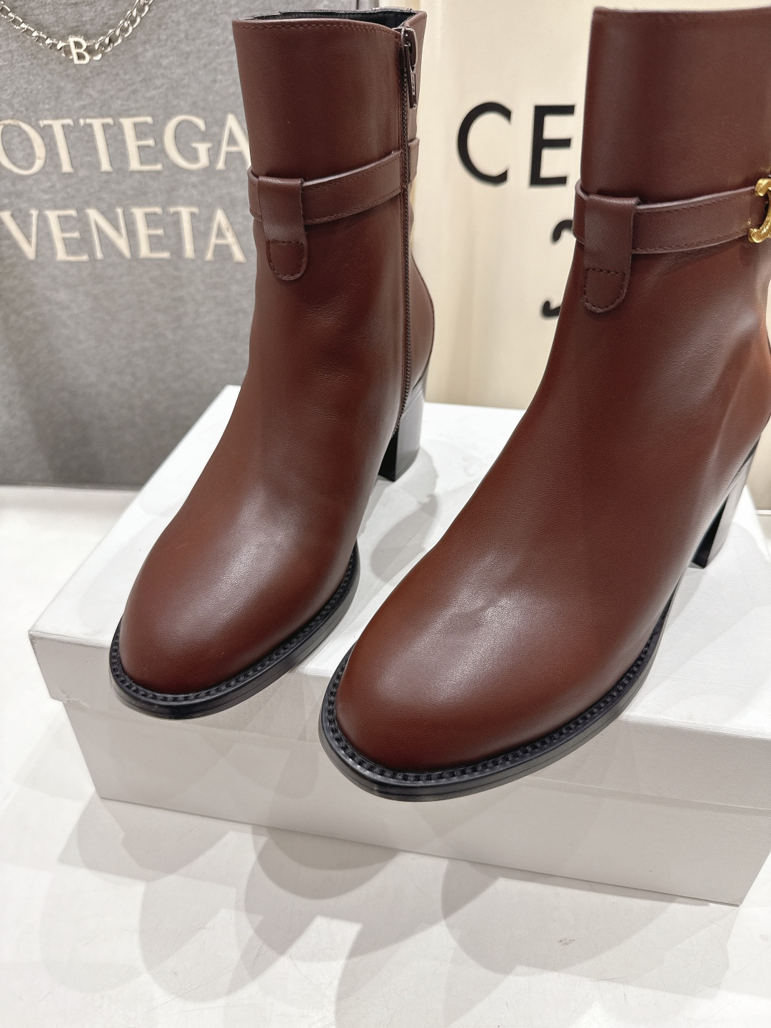 高版本出厂 Celine*/赛琳F052 2025ss秋冬新品简约复古风高跟短靴 复古简约又时尚 上脚舒