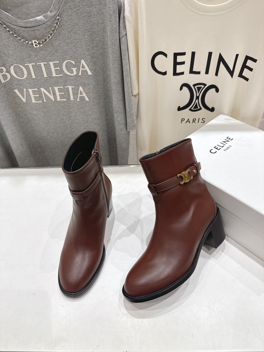 高版本出厂 Celine*/赛琳F052 2025ss秋冬新品简约复古风高跟短靴 复古简约又时尚 上脚舒